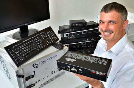 Herr Paffrath präsentiert die Neol ePowerSwitch-Produktlinie zusammen mit einem G&D ControlCenter Digital.